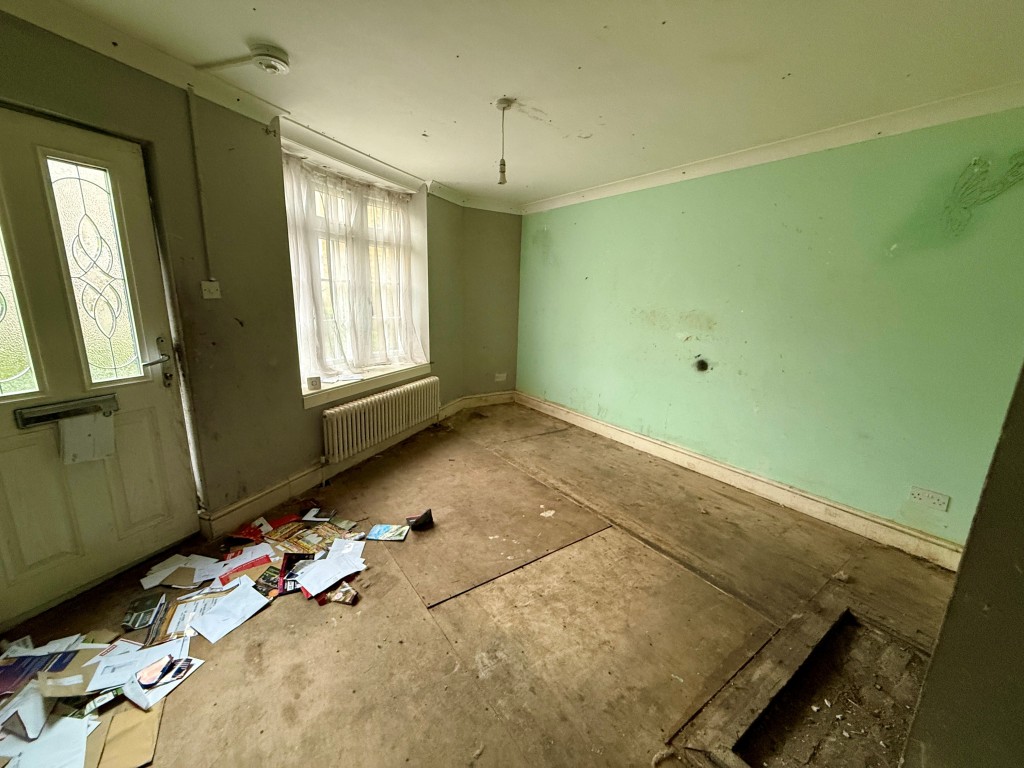 Lot: 111 - THREE-BEDROOM DETACHED HOUSE FOR REFURBISHMENT - Living room